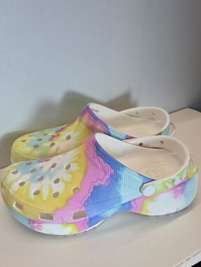 CROCS Womens Tie-Dye Clog in Pastel Yellow, Pink & Blue Size 11